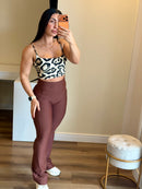 Calça flare com bolso