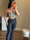 Calça flare com bolso